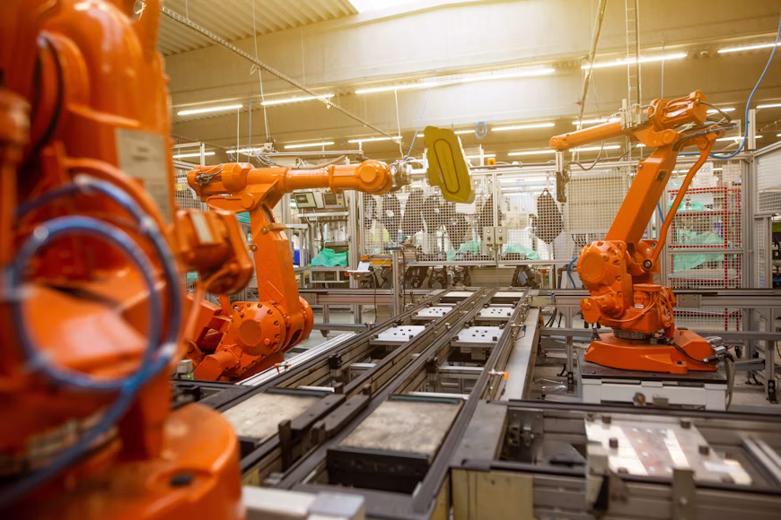 Des robots industriels sur une ligne de production automatisée