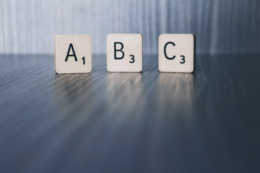 Trois lettres A, B et C illustrent la classification ABC des achats