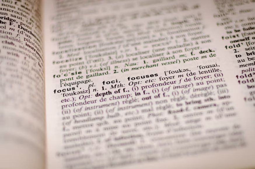 Un dictionnaire ouvert, symbole du glossaire des achats